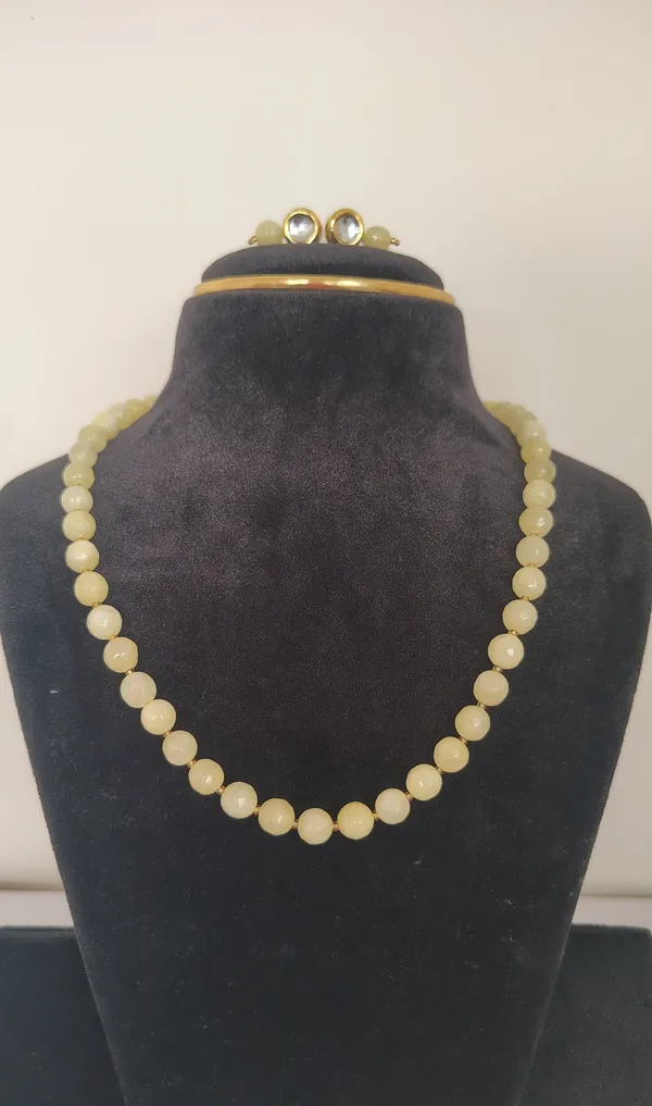 Light_Yellow_Onyx_Necklace_With_Golden_Earings