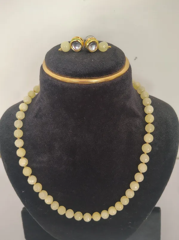 Light_Yellow_Onyx_Necklace_With_Golden_Earings