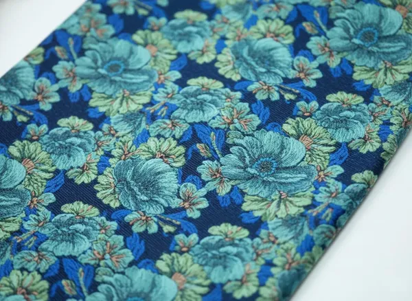 Men’s_Luxury_Paisley_Ascot_Tie_Cravat_–_Premium_Micro_Silk_Italian_Style_Neckwear_for_Wedding,_Party_&_Formal_Wear_|_AACHINO