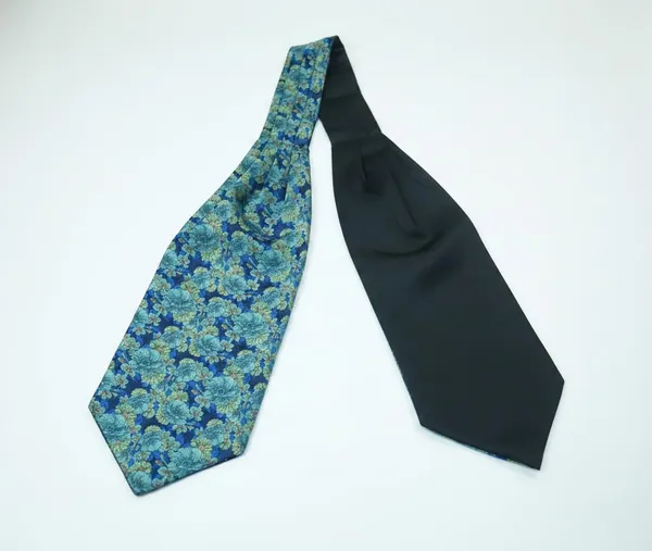 Men’s_Luxury_Paisley_Ascot_Tie_Cravat_–_Premium_Micro_Silk_Italian_Style_Neckwear_for_Wedding,_Party_&_Formal_Wear_|_AACHINO