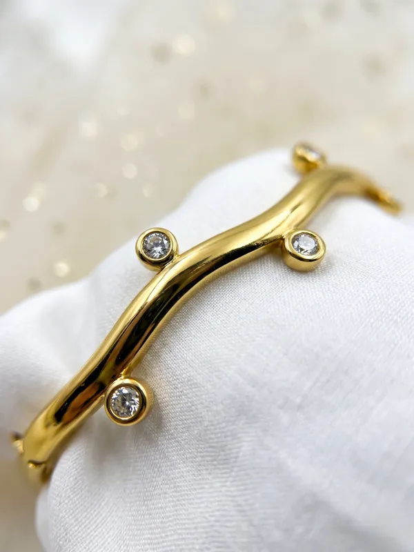 TGO_Elegant_Gold_Plated_Crystal_Cuff_Bracelet_For_Women