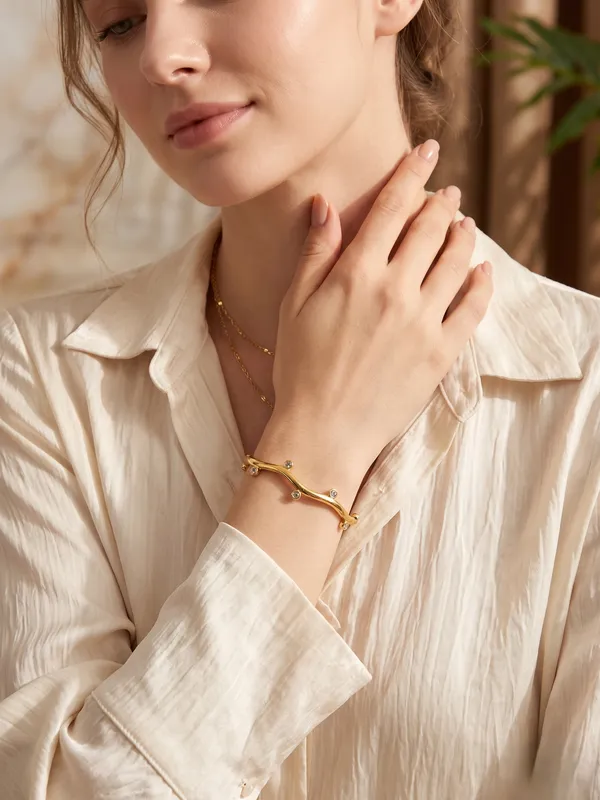 TGO_Elegant_Gold_Plated_Crystal_Cuff_Bracelet_For_Women