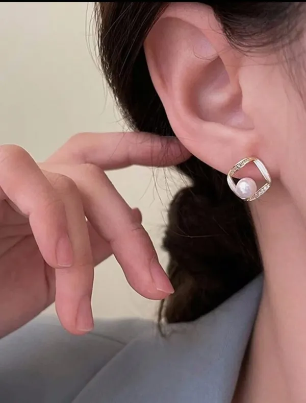 TGO_Elegant_Geometric_Pearl_Stud_Earrings