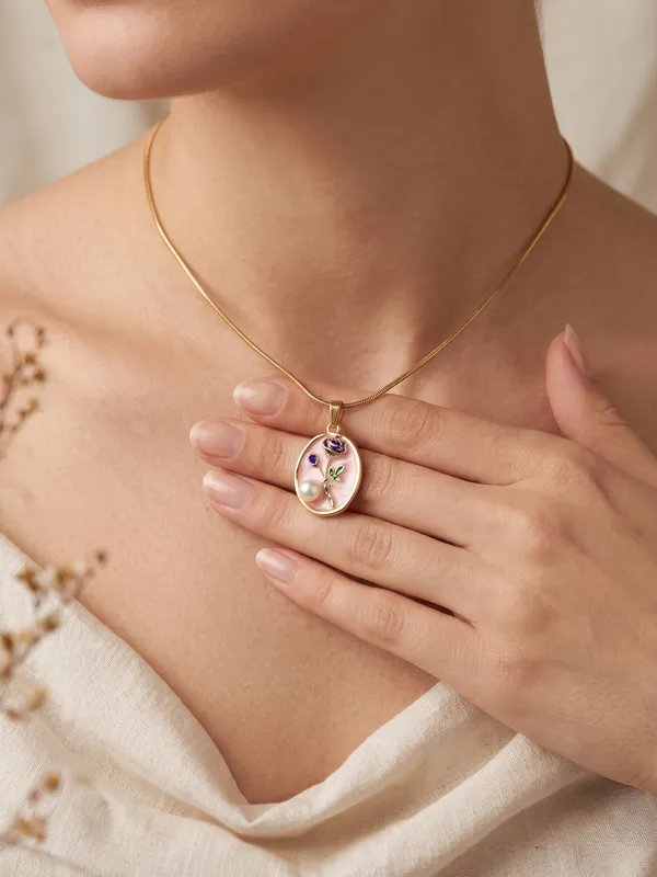 TGO_Elegant_Floral_Pearl_Pendant_Necklace