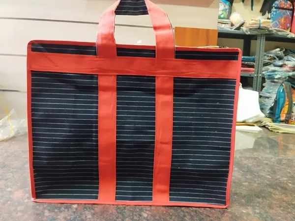 Portable_Solar_Panel_Charger_Bag_With_Red_Trim