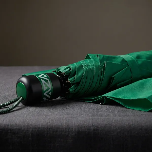 Green_Folding_Umbrella_Compact_And_Portable_Rain_Protection
