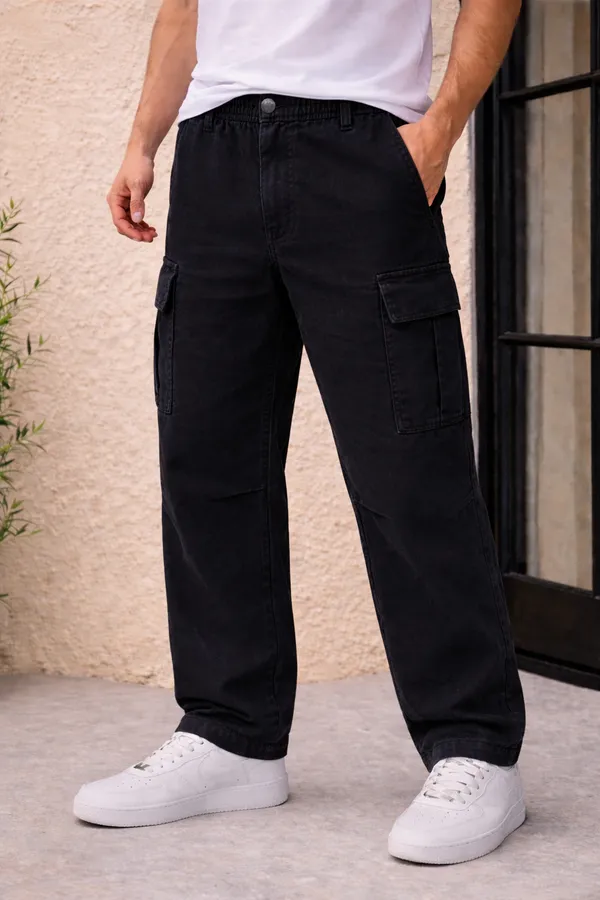Black_Cargo_Pants_With_Multiple_Pockets