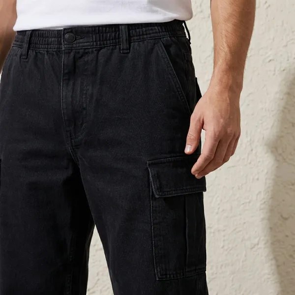 Black_Cargo_Pants_With_Multiple_Pockets