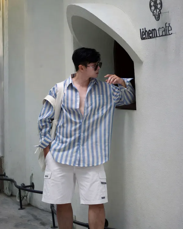 White_Cargo_Shorts_With_Multiple_Pockets_And_Drawstring_Waist