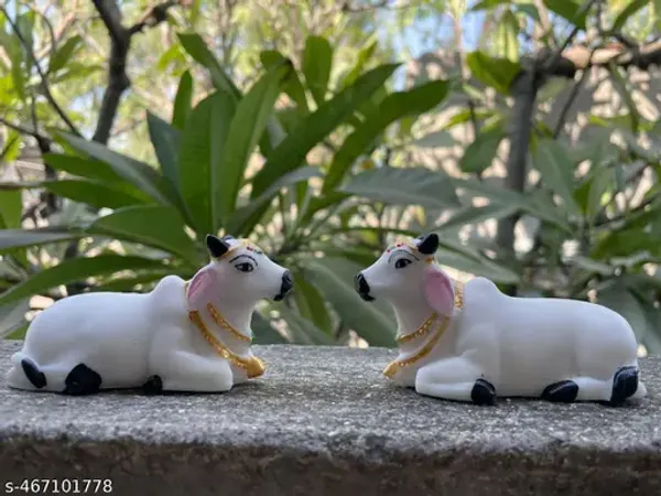 Cute_Mini_Kneeling_Cow_Pair_For_Car_And_Home_Decoration_Mini
