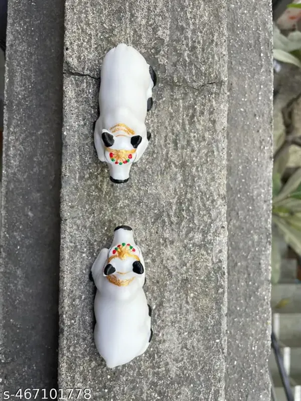 Cute_Mini_Kneeling_Cow_Pair_For_Car_And_Home_Decoration_Mini