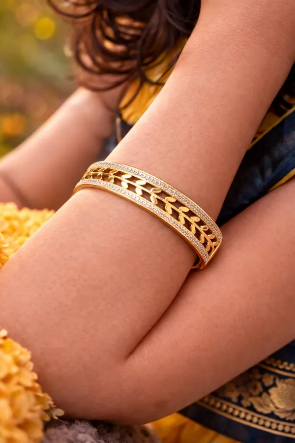 Gold-Toned_Leaf_Pattern_Openwork_Bangle