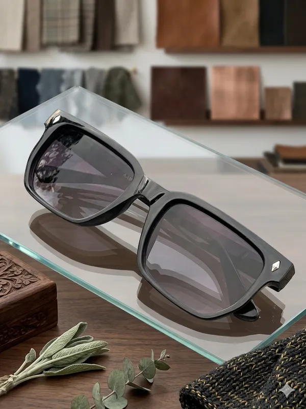 Premium_Black_Frame_Sunglasses_With_Gradient_Lenses