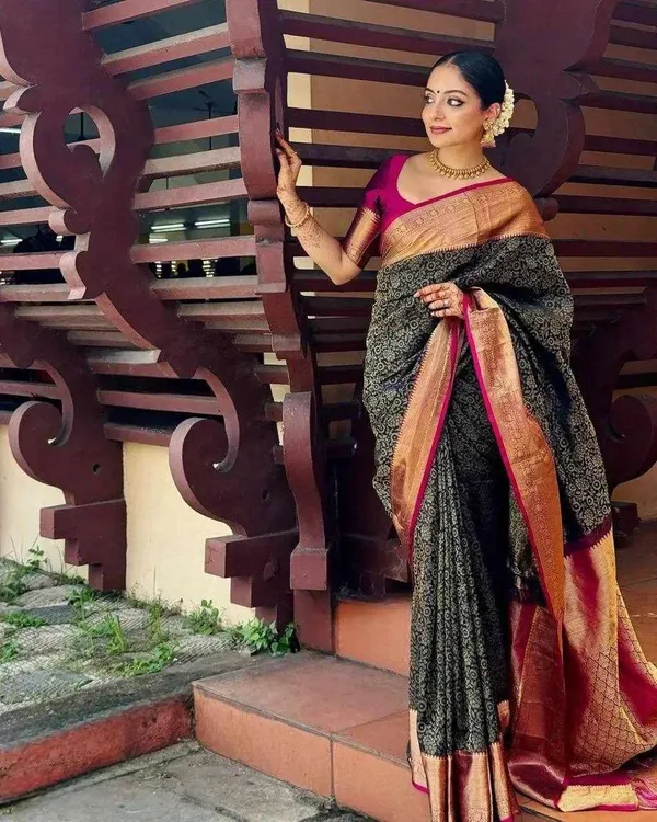 Green_Lichi_Silk_Beautiful_Designed_Grace_Saree_For_Women