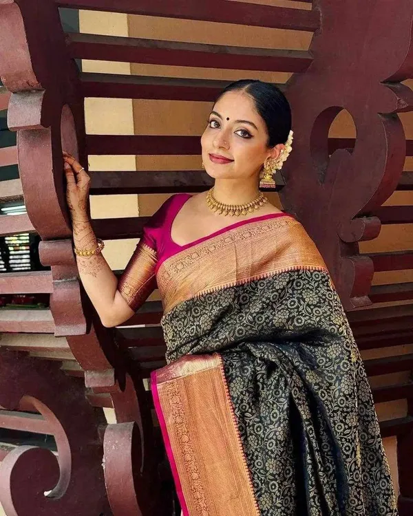Green_Lichi_Silk_Beautiful_Designed_Grace_Saree_For_Women