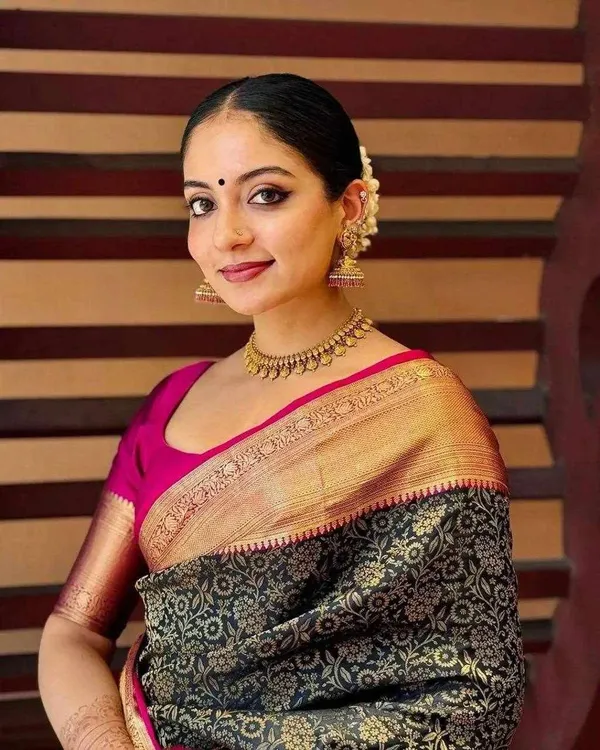 Green_Lichi_Silk_Beautiful_Designed_Grace_Saree_For_Women