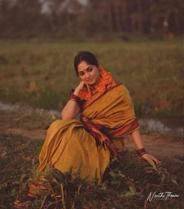 Mustard_Lichi_Silk_Red_Crafted_Modern_Elegance_Saree_For_Women