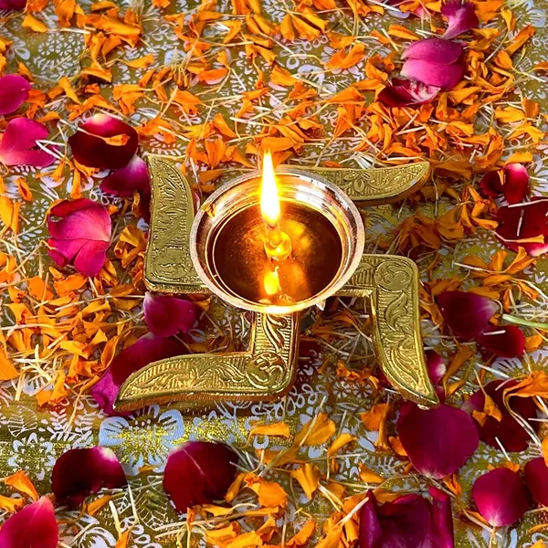 Golden_Swastik_Diya_For_Puja