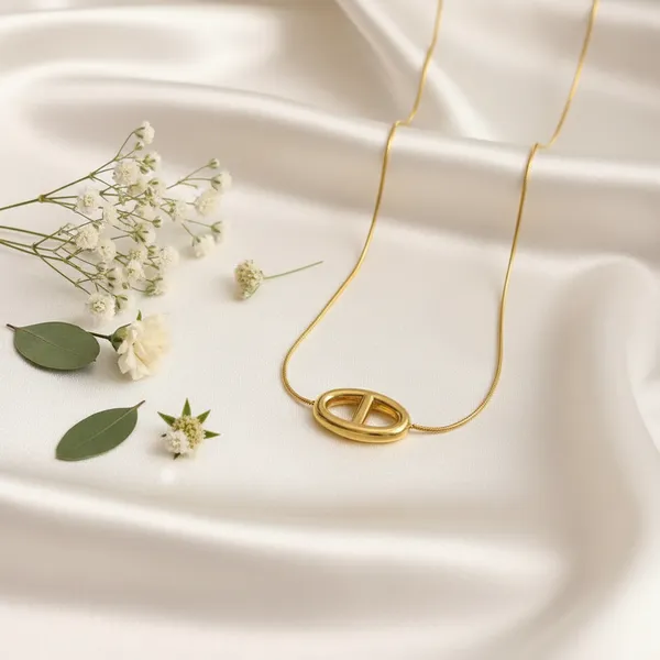 Minimalist_Gold_Oval_Slide_Necklace