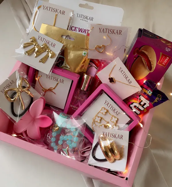 18_Gifts_Birthday_hamper_for_her