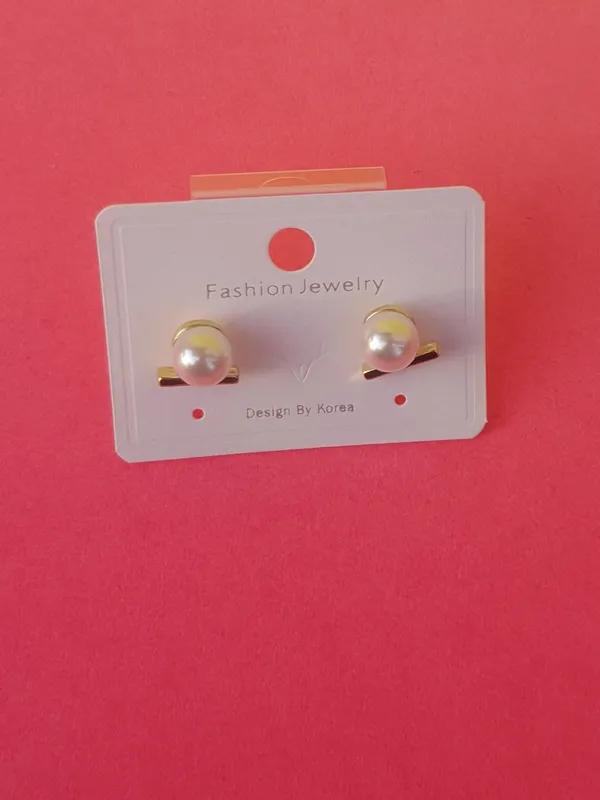 Elegant_Pearl_Stud_Earrings_With_Gold_Bar_Design