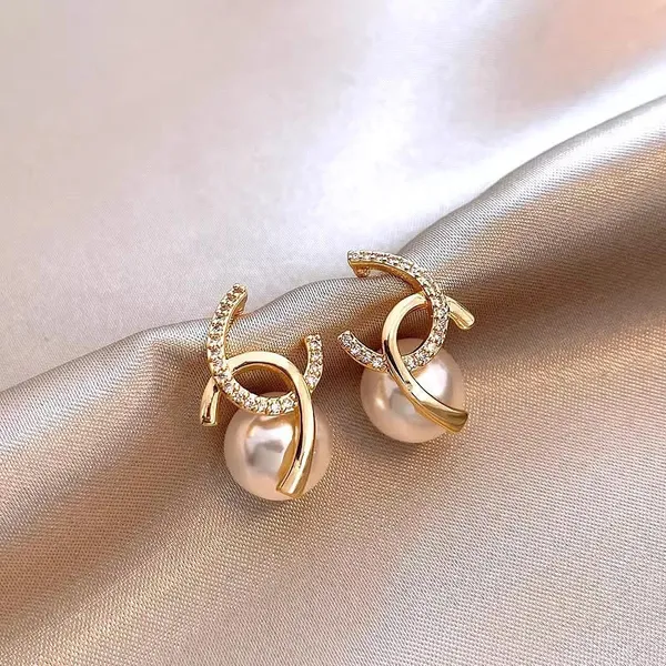 Elegant_Gold_Tone_Pearl_Drop_Earrings_With_Crystal_Embellishments