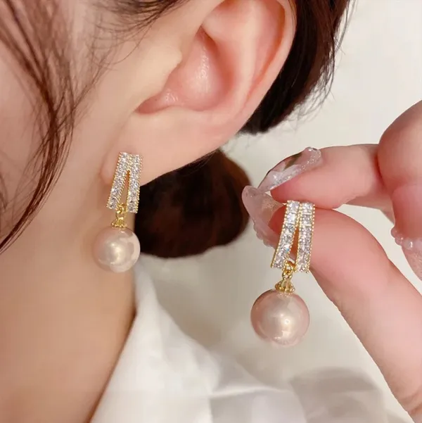 Elegant_Pearl_Drop_Earrings_With_Crystal_Studded_Gold_Tone_Design