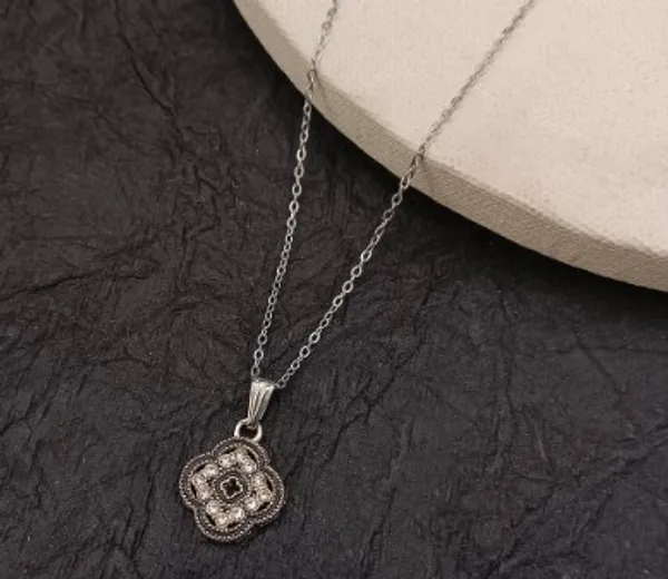 Elegant_Crystal_Pendant_Necklace_With_Cushion_Cut_Design
