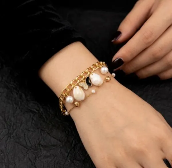 Elegant_Pearl_And_Chain_Bracelet_With_Black_Accent_Beads