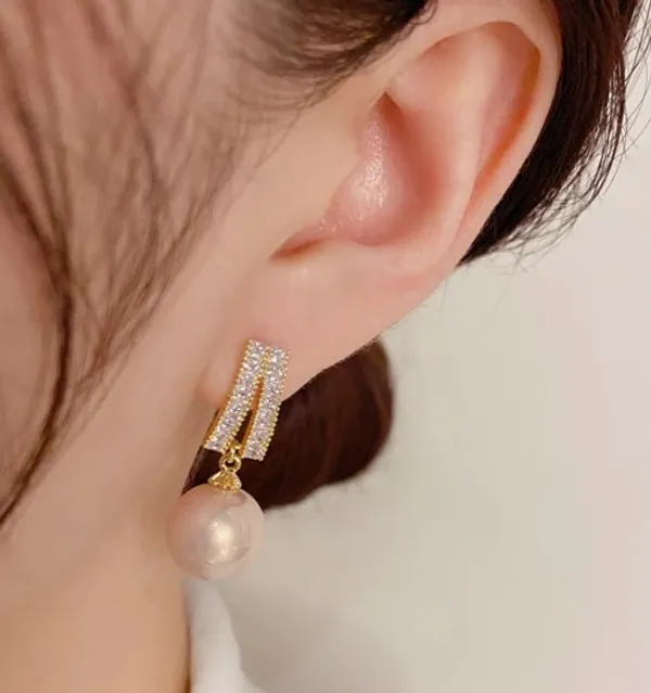 Elegant_Pearl_Drop_Earrings_With_Crystal_Studded_Gold_Tone_Design