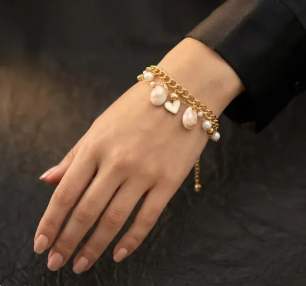 Gold_Chain_Bracelet_With_Pearl_And_Heart_Charms