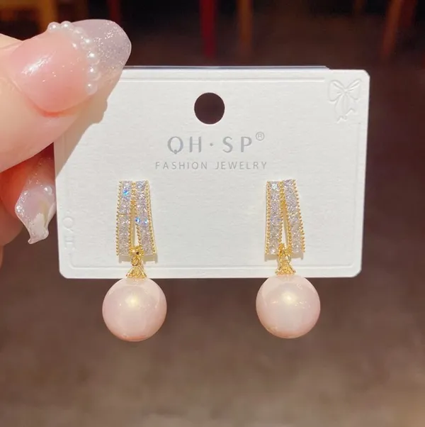 Elegant_Pearl_Drop_Earrings_With_Crystal_Studded_Gold_Tone_Design