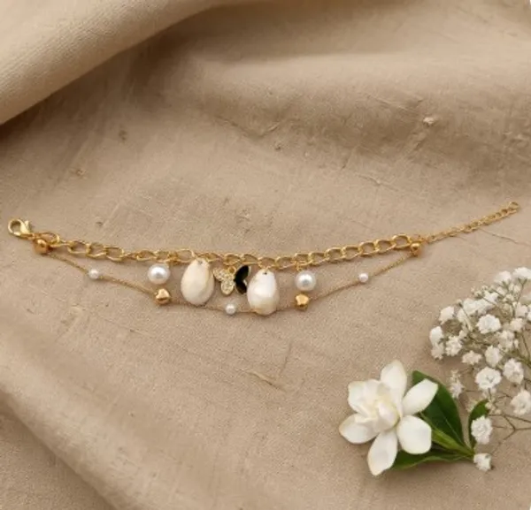 Elegant_Pearl_And_Chain_Bracelet_With_Black_Accent_Beads