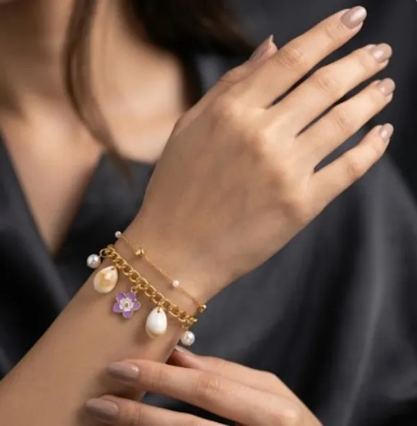 Golden_Chain_Bracelet_With_Pearl_And_Purple_Flower_Charms