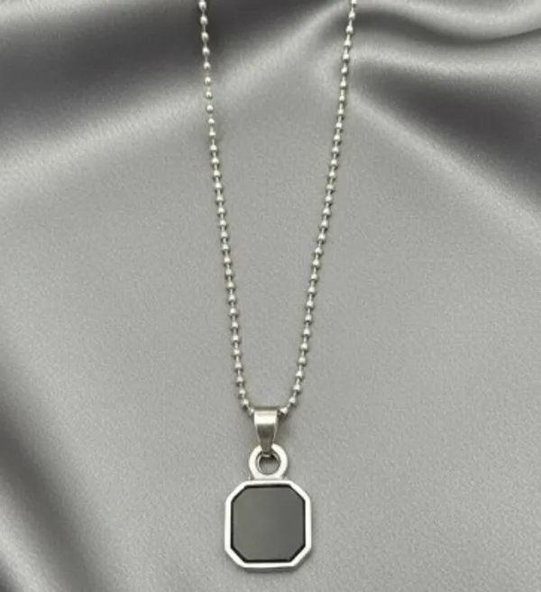 Elegant_Black_Onyx_Pendant_Necklace_With_Silver_Tone_Chain