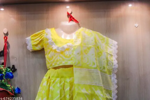 Yellow_Silk_Premium_And_Elegant_Saree_For_Girls