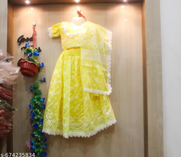 Yellow_Silk_Premium_And_Elegant_Saree_For_Girls