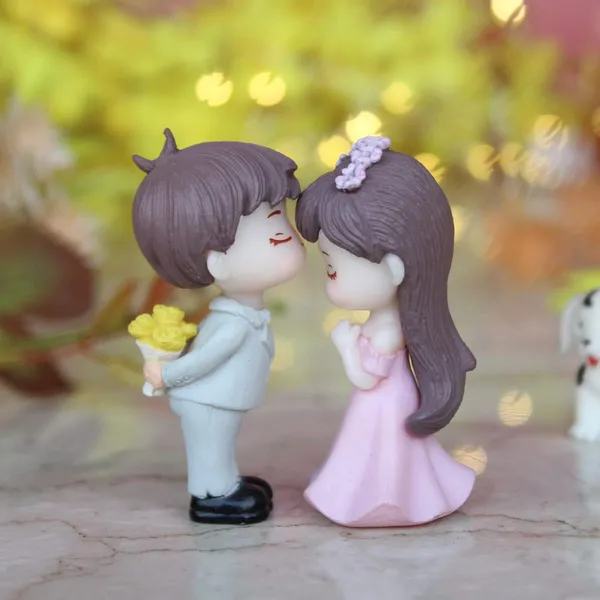 Multicolor_Kissing_Couple_On_Bench_Resin_Showpiece