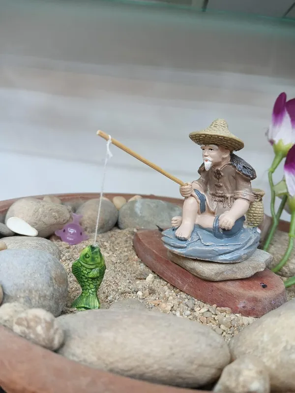 Multicolor_Asper_Description_Fisherman_Resin_Figurine