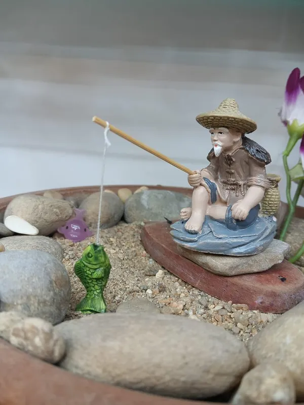 Multicolor_Asper_Description_Fisherman_Resin_Figurine