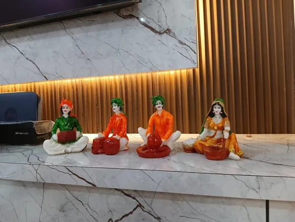 Multicolor_Rajasthani_Musician_And_Village_Lady_Figurine_Set
