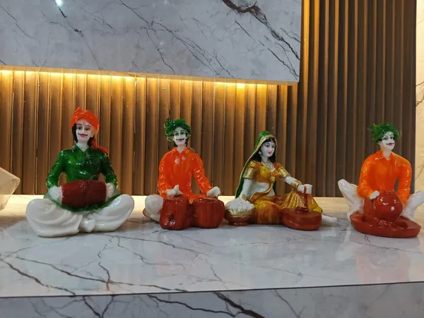 Multicolor_Rajasthani_Musician_And_Village_Lady_Figurine_Set