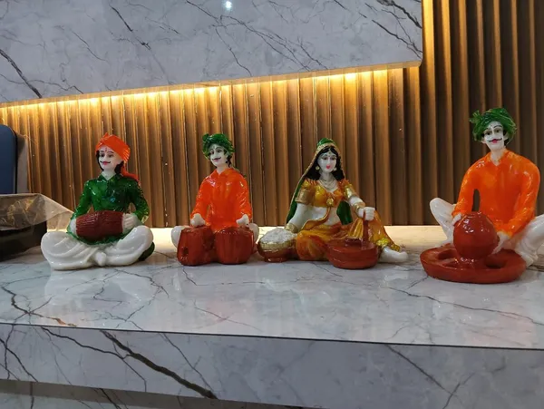 Multicolor_Rajasthani_Musician_And_Village_Lady_Figurine_Set