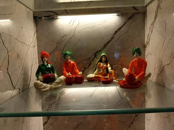 Multicolor_Rajasthani_Musician_And_Village_Lady_Figurine_Set