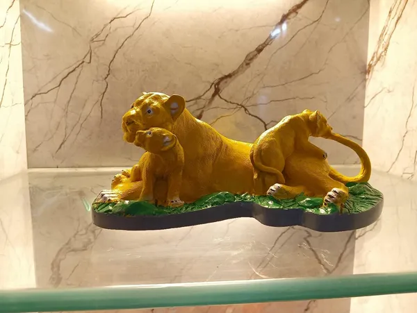 White_Lion_With_Cubs_Family_Showpiece