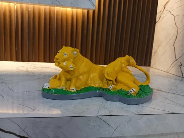 White_Lion_With_Cubs_Family_Showpiece