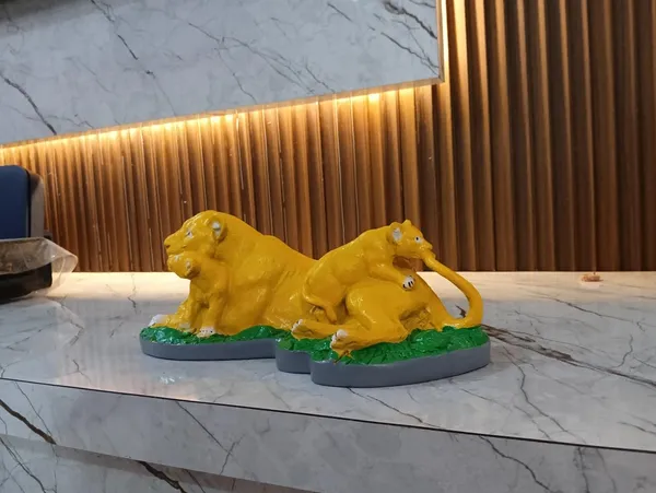 White_Lion_With_Cubs_Family_Showpiece