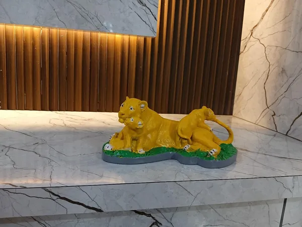 White_Lion_With_Cubs_Family_Showpiece