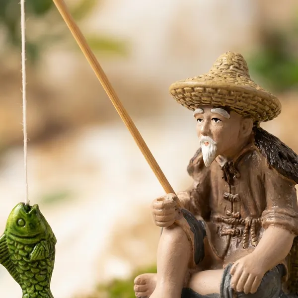 Multicolor_Asper_Description_Fisherman_Resin_Figurine