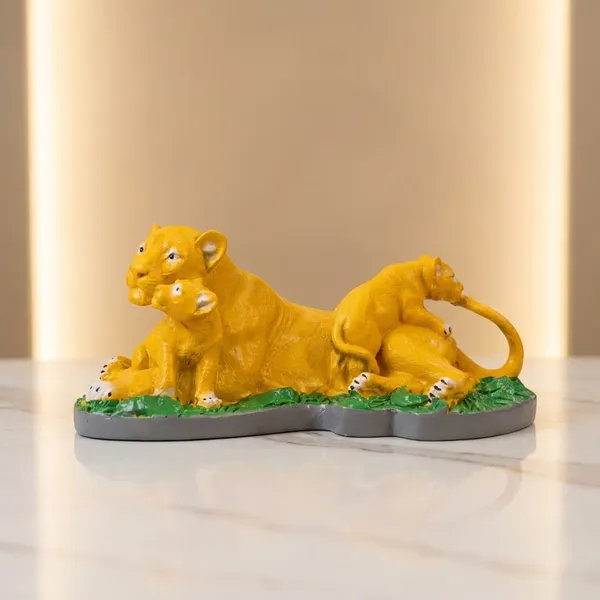 White_Lion_With_Cubs_Family_Showpiece